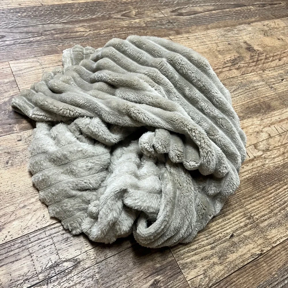 Rustic Rooster Plush Ribbed Lap Blanket Toddler Baby Throw tan gray color soft
